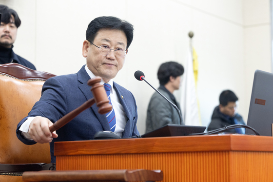 의사봉 두드리는 김정호 신임 위원장