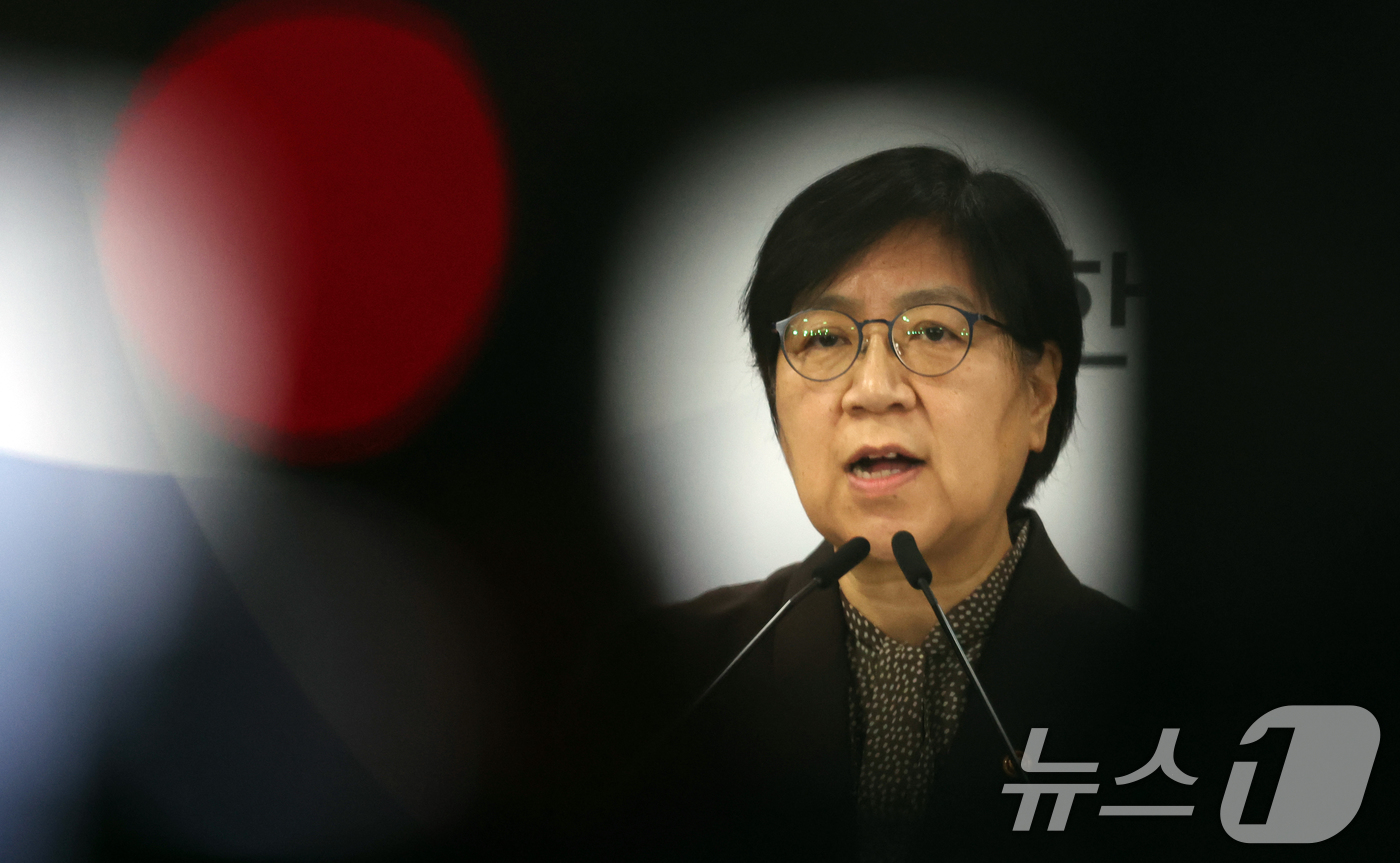 (서울=뉴스1) 김명섭 기자 = 정은경 보건복지부 장관이 7일 서울 종로구 세종대로 정부서울청사에서 의료제품 수급대응 관계부처 합동 브리핑을 하고 있다.  2026.4.7/뉴스1