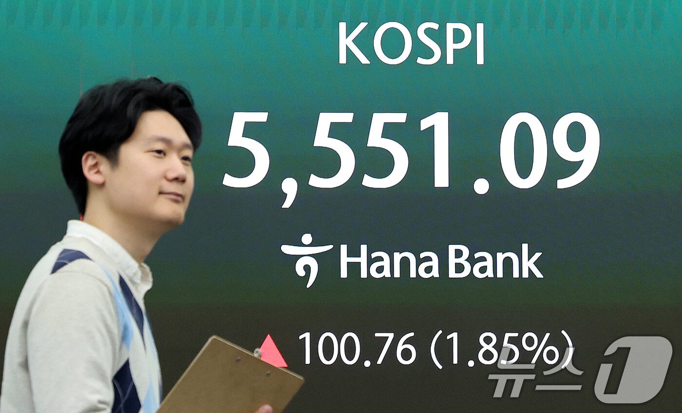 본문 이미지 - 코스피 지수가 휴전 기대감과 삼성전자 어닝 서프라이즈에 힘입어 상승 출발한 7일 서울 중구 하나은행 딜링룸 현황판에 증시 시황이 표시되고 있다. 2026.4.7 ⓒ 뉴스1 박지혜 기자