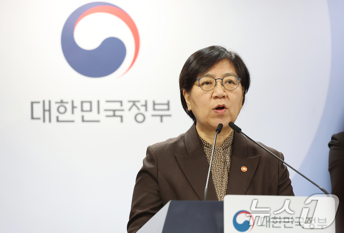 (서울=뉴스1) 김명섭 기자 = 정은경 보건복지부 장관이 7일 서울 종로구 세종대로 정부서울청사에서 의료제품 수급대응 관계부처 합동 브리핑을 하고 있다.  2026.4.7/뉴스1