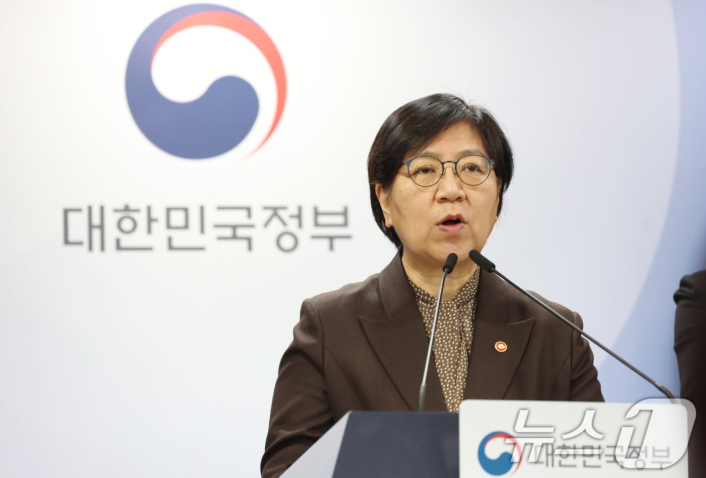 본문 이미지 - 정은경 보건복지부 장관이 7일 서울 종로구 세종대로 정부서울청사에서 의료제품 수급대응 관계부처 합동 브리핑을 하고 있다. 2026.4.7 ⓒ 뉴스1 김명섭 기자