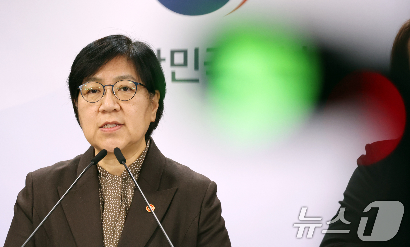 (서울=뉴스1) 김명섭 기자 = 정은경 보건복지부 장관이 7일 서울 종로구 세종대로 정부서울청사에서 의료제품 수급대응 관계부처 합동 브리핑을 하고 있다.  2026.4.7/뉴스1