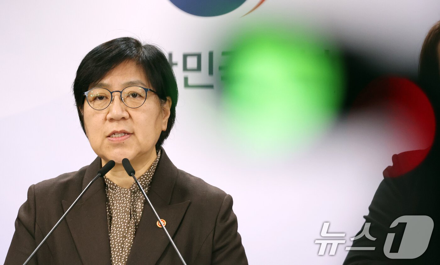 본문 이미지 - 정은경 보건복지부 장관이 7일 서울 종로구 세종대로 정부서울청사에서 의료제품 수급대응 관계부처 합동 브리핑을 하고 있다. 2026.4.7 ⓒ 뉴스1 김명섭 기자