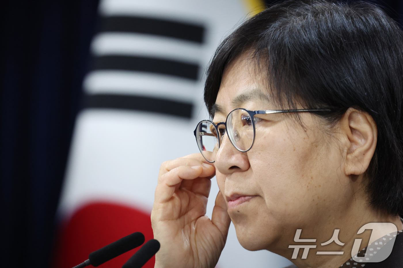 (서울=뉴스1) 김명섭 기자 = 정은경 보건복지부 장관이 7일 서울 종로구 세종대로 정부서울청사에서 의료제품 수급대응 관계부처 합동 브리핑을 하고 있다.  2026.4.7/뉴스1