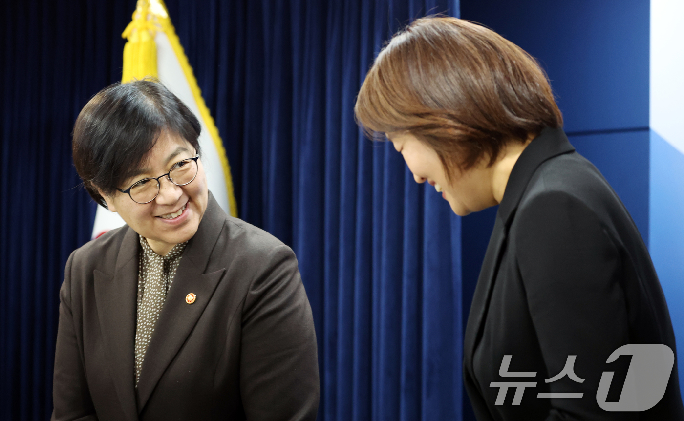 (서울=뉴스1) 김명섭 기자 = 정은경 보건복지부 장관이 7일 서울 종로구 세종대로 정부서울청사에서 의료제품 수급대응 관계부처 합동 브리핑에 앞서 수어통역사와 인사를 하고 있다. …
