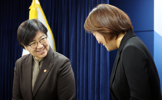 수어 통역사와 인사하는 정은경 장관