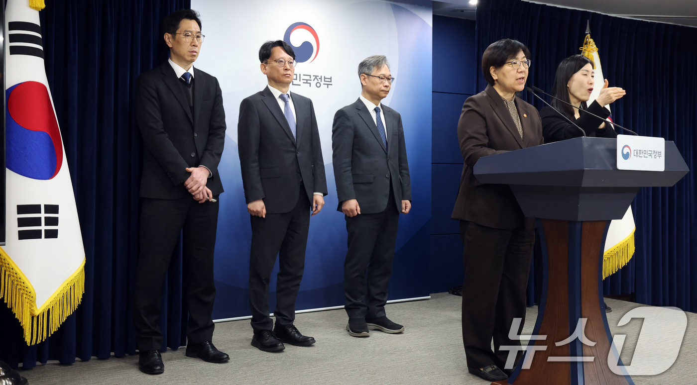 (서울=뉴스1) 김명섭 기자 = 정은경 보건복지부 장관이 7일 서울 종로구 세종대로 정부서울청사에서 의료제품 수급대응 관계부처 합동 브리핑을 하고 있다. 2026.4.7/뉴스1