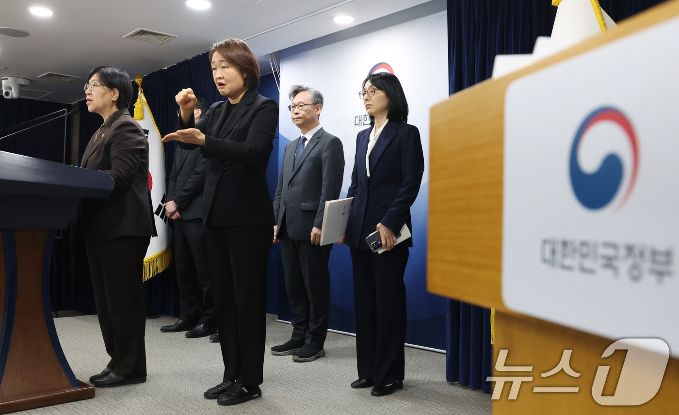 (서울=뉴스1) 김명섭 기자 = 정은경 보건복지부 장관이 7일 서울 종로구 세종대로 정부서울청사에서 의료제품 수급대응 관계부처 합동 브리핑을 하고 있다. 2026.4.7/뉴스1