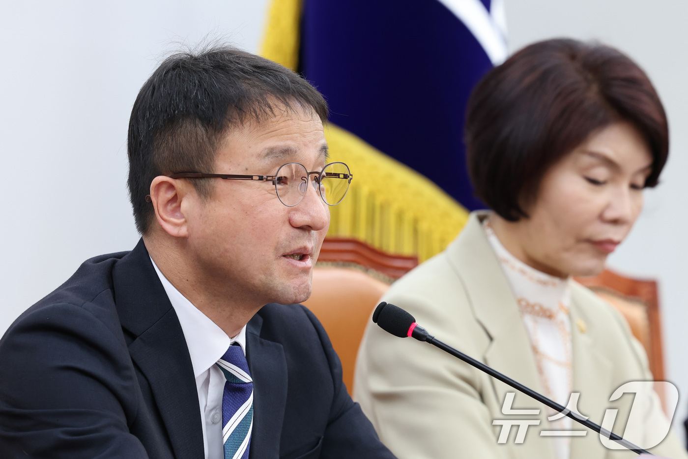 (서울=뉴스1) 신웅수 기자 = 한병도 더불어민주당 원내대표와 한정애 정책위의장이 7일 서울 여의도 국회에서 열린 원내대책회의에서 발언하고 있다. 2026.4.7/뉴스1