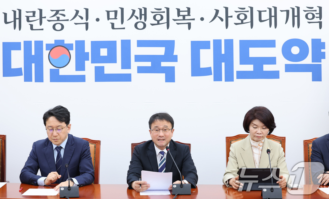 (서울=뉴스1) 신웅수 기자 = 한병도 더불어민주당 원내대표와 한정애 정책위의장이 7일 서울 여의도 국회에서 열린 원내대책회의에서 발언하고 있다. 2026.4.7/뉴스1