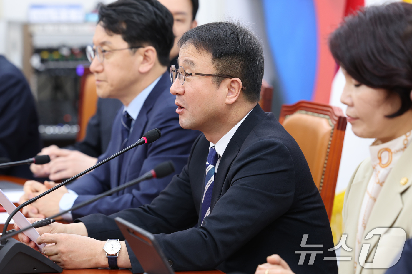 (서울=뉴스1) 신웅수 기자 = 한병도 더불어민주당 원내대표와 한정애 정책위의장이 7일 서울 여의도 국회에서 열린 원내대책회의에서 발언하고 있다. 2026.4.7/뉴스1