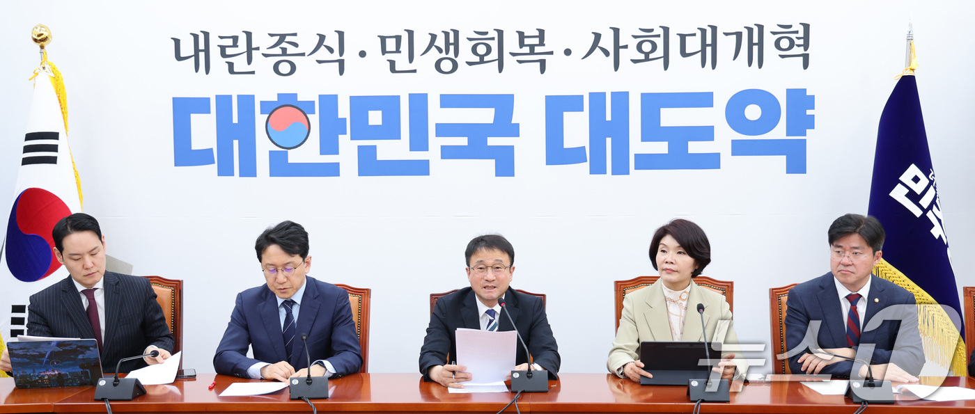 (서울=뉴스1) 신웅수 기자 = 한병도 더불어민주당 원내대표와 한정애 정책위의장이 7일 서울 여의도 국회에서 열린 원내대책회의에서 발언하고 있다. 2026.4.7/뉴스1