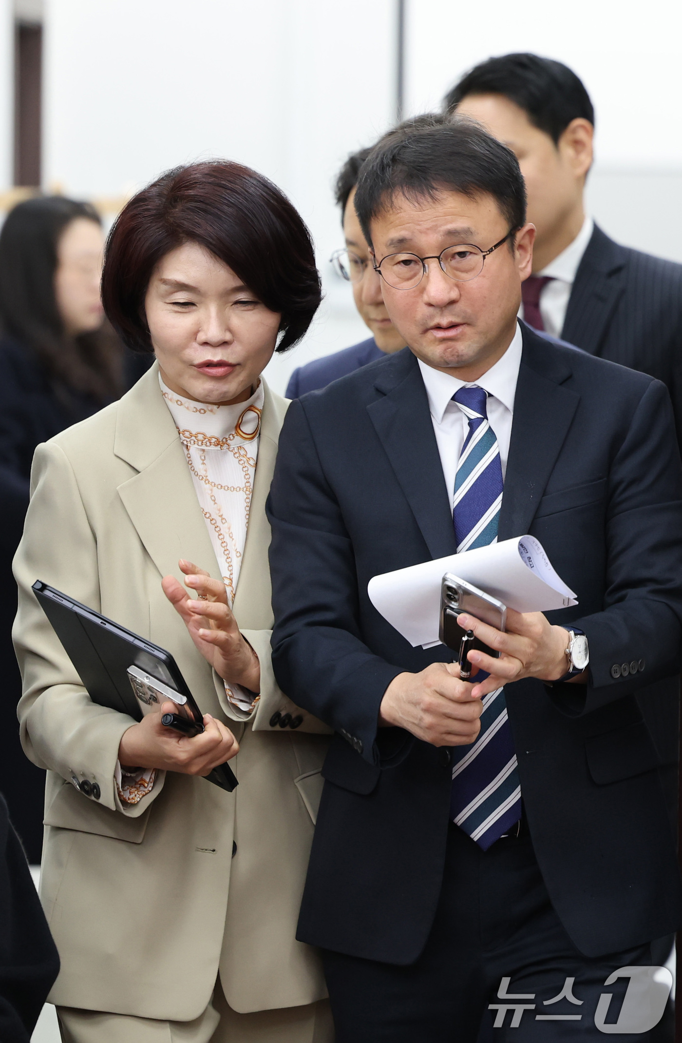 (서울=뉴스1) 신웅수 기자 = 한병도 더불어민주당 원내대표와 한정애 정책위의장이 7일 서울 여의도 국회에서 열린 원내대책회의에 참석하며 대화하고 있다. 2026.4.7/뉴스1