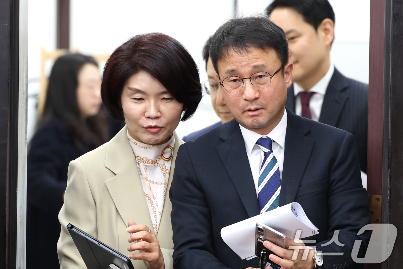 (서울=뉴스1) 신웅수 기자 = 한병도 더불어민주당 원내대표와 한정애 정책위의장이 7일 서울 여의도 국회에서 열린 원내대책회의에 참석하며 대화하고 있다. 2026.4.7/뉴스1