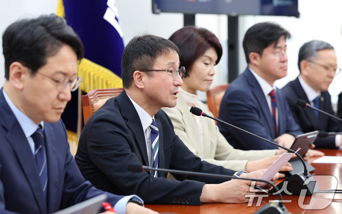 (서울=뉴스1) 신웅수 기자 = 한병도 더불어민주당 원내대표와 한정애 정책위의장이 7일 서울 여의도 국회에서 열린 원내대책회의에서 발언하고 있다. 2026.4.7/뉴스1