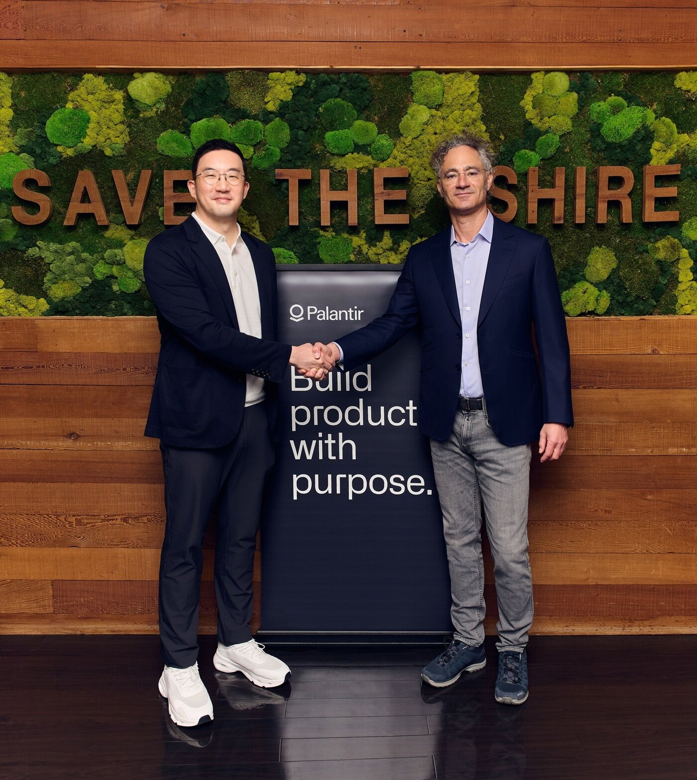 본문 이미지 - 구광모 LG그룹 회장(왼쪽)이 2일(현지시간) 미국 실리콘밸리에서 AI 소프트웨어 분야 글로벌 톱 티어 기업 팔란티어의 '알렉스 카프' 창업자와 기념사진을 촬영하고 있다.(LG 제공)/뉴스1