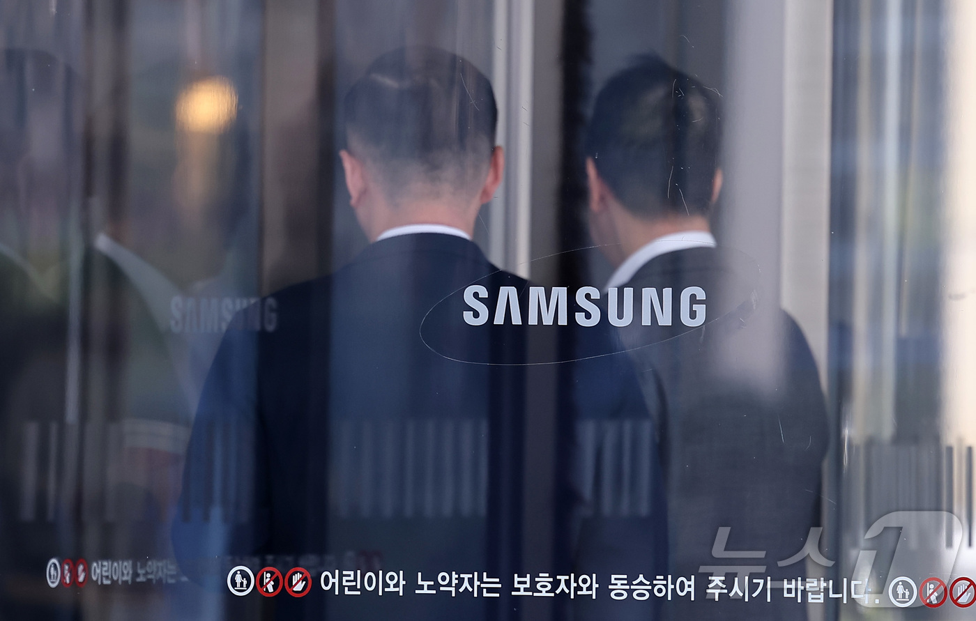 (서울=뉴스1) 김성진 기자 = 삼성전자가 올해 1분기 잠정 실적으로 매출액 133조원, 영업이익 57조 2000억원을 기록했다고 7일 밝혔다.매출은 전년동기 대비 68.06%, …