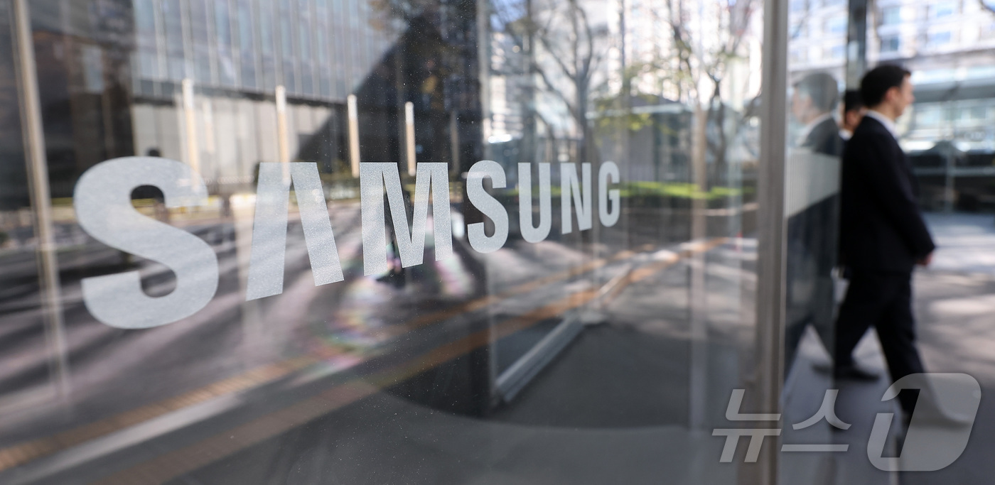 (서울=뉴스1) 김성진 기자 = 삼성전자가 올해 1분기 잠정 실적으로 매출액 133조원, 영업이익 57조 2000억원을 기록했다고 7일 밝혔다.매출은 전년동기 대비 68.06%, …