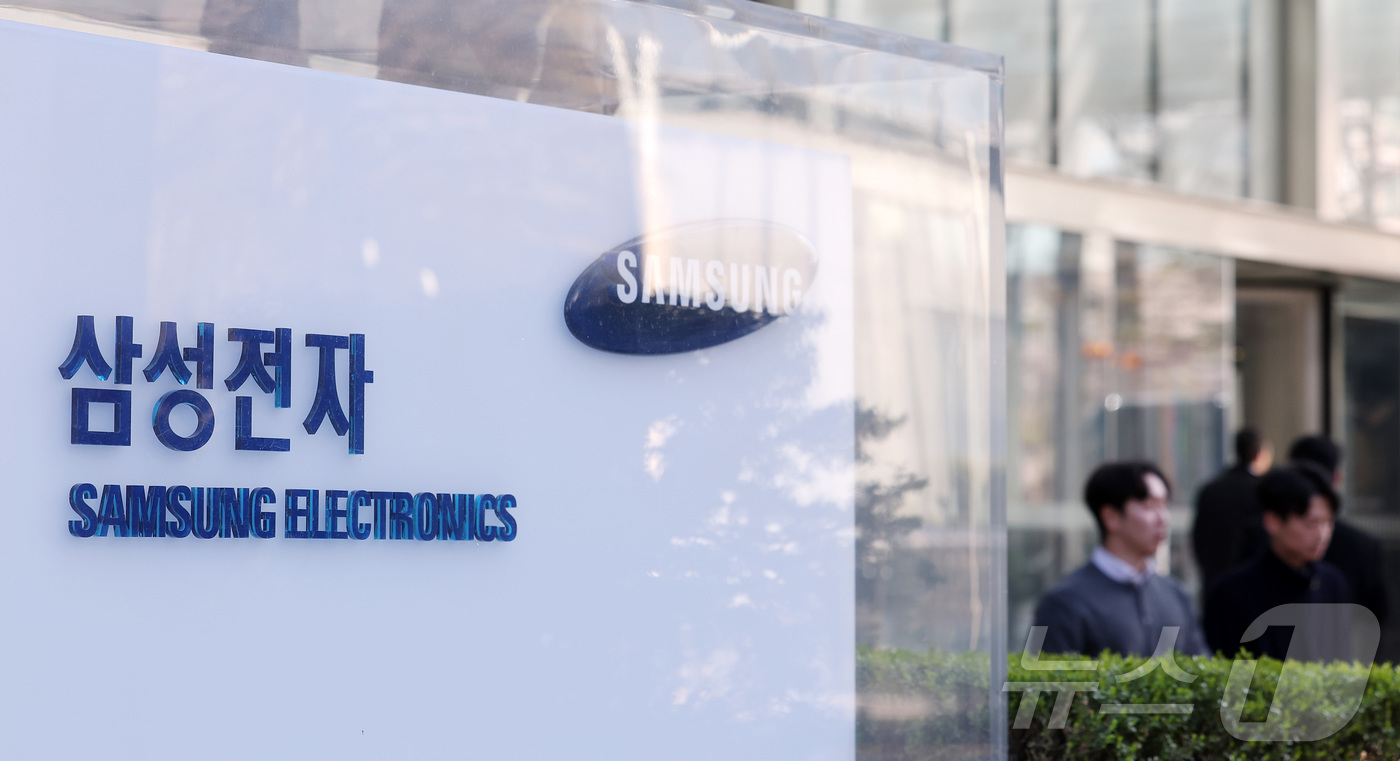 (서울=뉴스1) 김성진 기자 = 삼성전자가 올해 1분기 잠정 실적으로 매출액 133조원, 영업이익 57조 2000억원을 기록했다고 7일 밝혔다.매출은 전년동기 대비 68.06%, …