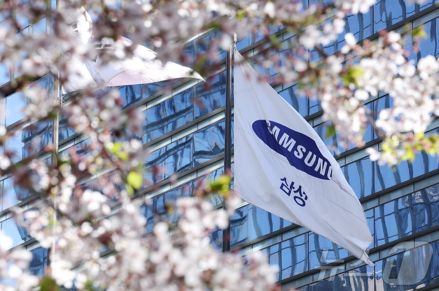 본문 이미지 - 삼성전자가 올해 1분기 잠정 실적으로 매출액 133조원, 영업이익 57조 2000억원을 기록했다고 7일 밝혔다. 매출은 전년동기 대비 68.06%, 전분기 대비 41.73% 증가했다. 영업이익은 전년동기 대비 755.01%, 전분기 대비 185% 증가했다. 사진은 이날 오전 서울 서초구 삼성전자 사옥. 2026.4.7 ⓒ 뉴스1 김성진 기자