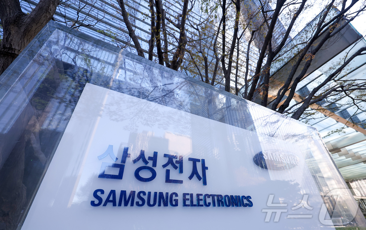 (서울=뉴스1) 김성진 기자 = 삼성전자가 올해 1분기 잠정 실적으로 매출액 133조원, 영업이익 57조 2000억원을 기록했다고 7일 밝혔다.매출은 전년동기 대비 68.06%, …