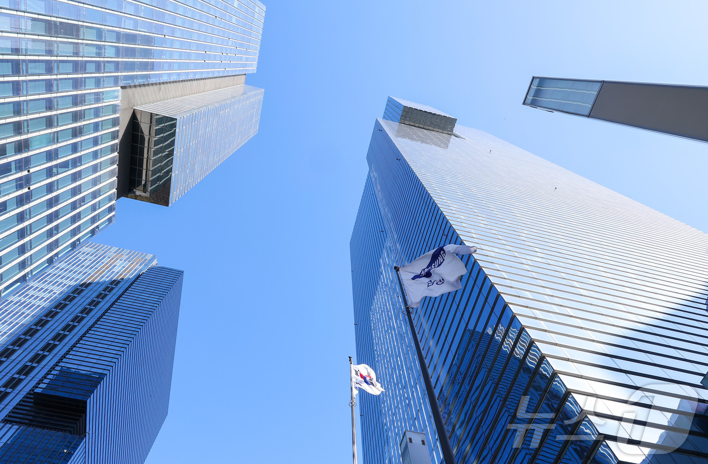 (서울=뉴스1) 김성진 기자 = 삼성전자가 올해 1분기 잠정 실적으로 매출액 133조원, 영업이익 57조 2000억원을 기록했다고 7일 밝혔다.매출은 전년동기 대비 68.06%, …