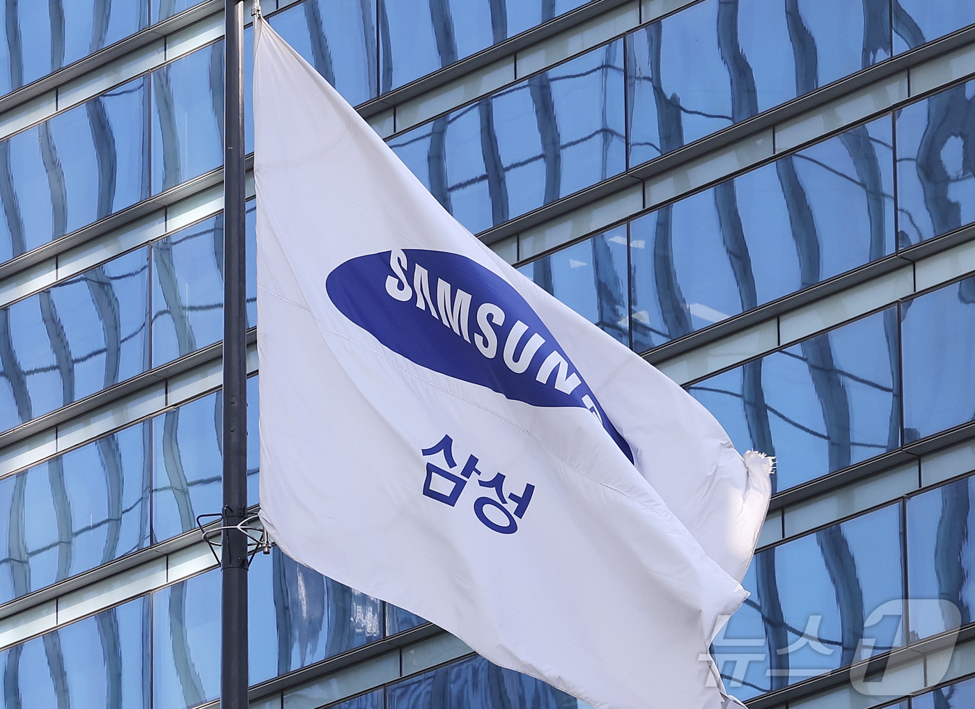 (서울=뉴스1) 김성진 기자 = 삼성전자가 올해 1분기 잠정 실적으로 매출액 133조원, 영업이익 57조 2000억원을 기록했다고 7일 밝혔다.매출은 전년동기 대비 68.06%, …