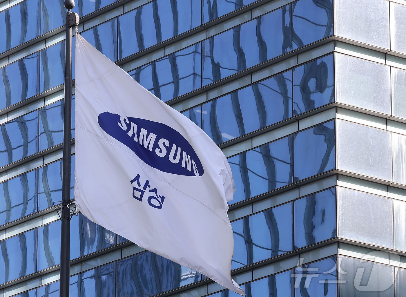 (서울=뉴스1) 김성진 기자 = 삼성전자가 올해 1분기 잠정 실적으로 매출액 133조원, 영업이익 57조 2000억원을 기록했다고 7일 밝혔다.매출은 전년동기 대비 68.06%, …