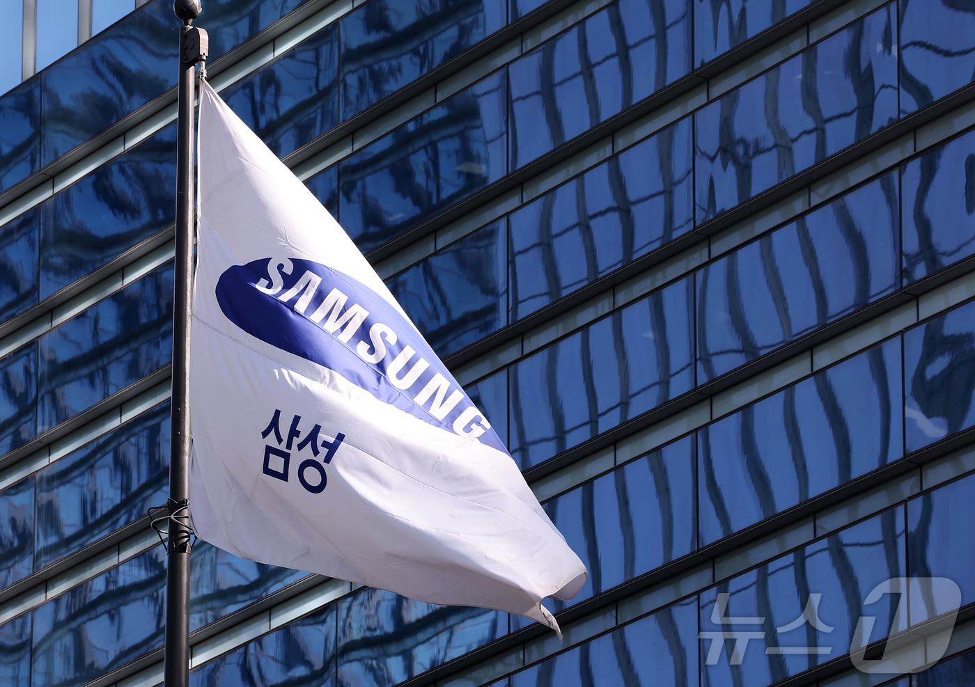 (서울=뉴스1) 김성진 기자 = 삼성전자가 올해 1분기 잠정 실적으로 매출액 133조원, 영업이익 57조 2000억원을 기록했다고 7일 밝혔다.매출은 전년동기 대비 68.06%, …