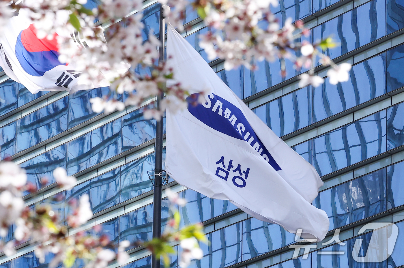 (서울=뉴스1) 김성진 기자 = 삼성전자가 올해 1분기 잠정 실적으로 매출액 133조원, 영업이익 57조 2000억원을 기록했다고 7일 밝혔다.매출은 전년동기 대비 68.06%, …