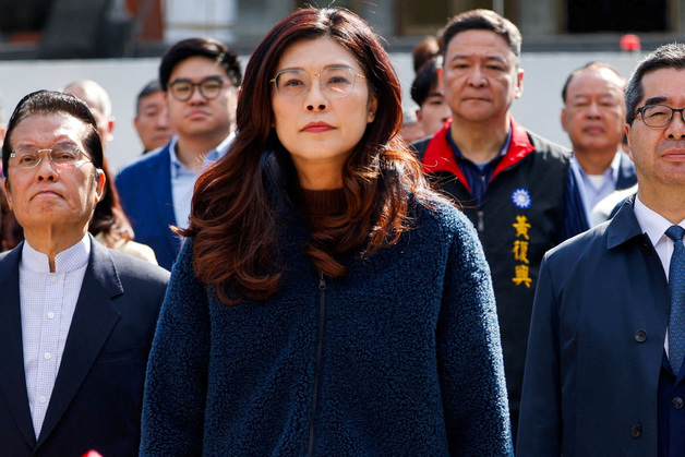 친중 국민당 주석 10년만에 中 도착…"양안 평화 가능 증명할 것"