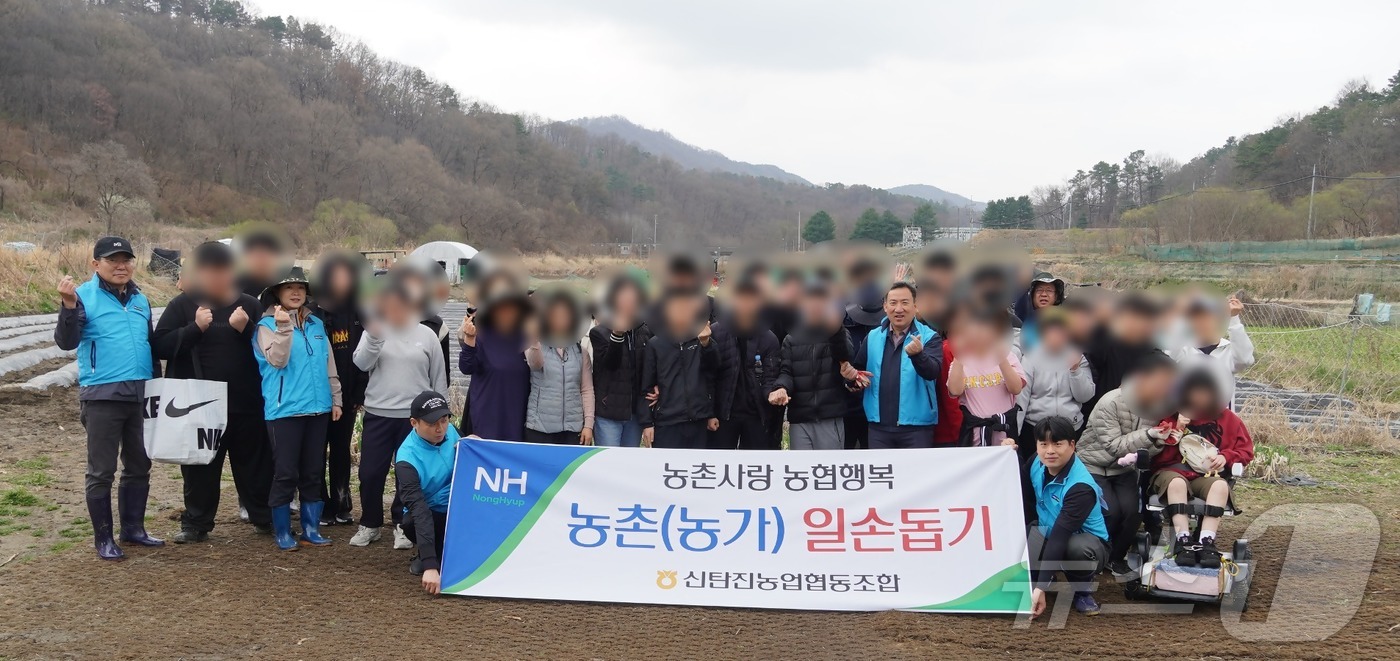 (대전=뉴스1) 이동원 기자 = 대전 신탄진농협(조합장 민권기)은 영농철을 맞아 지난 1일 대덕구 용호동에 있는 조합원 농가를 찾아 농촌일손돕기 활동을 펼쳤다.이번 활동에는 신탄진 …
