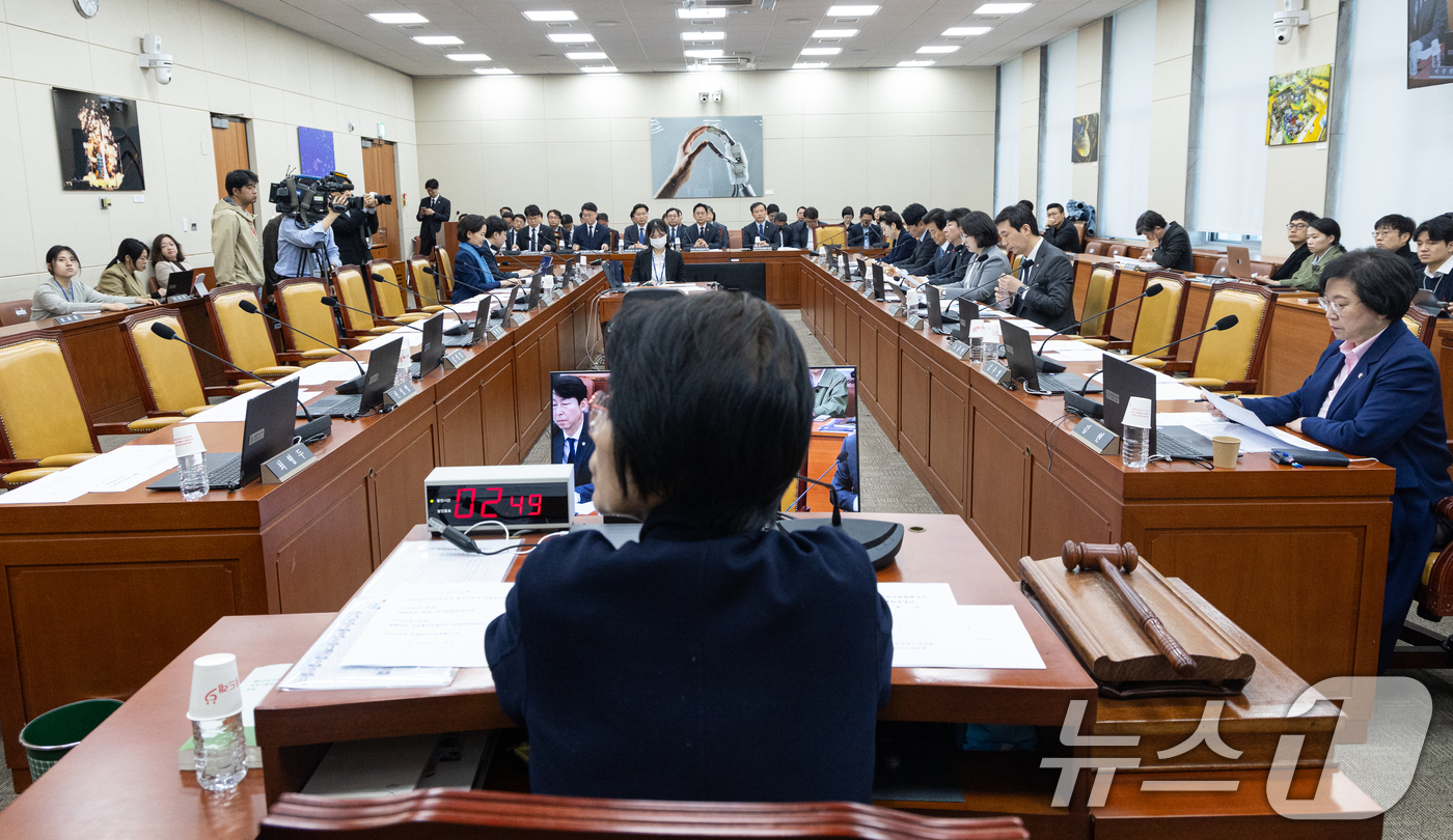 (서울=뉴스1) 이승배 기자 = 7일 서울 여의도 국회에서 열린 제434회국회(임시회) 과학기술정보방송통신위원회 제2차 전체회의에서 국민의힘 의원들의 빈자리가 보이고 있다. 202 …