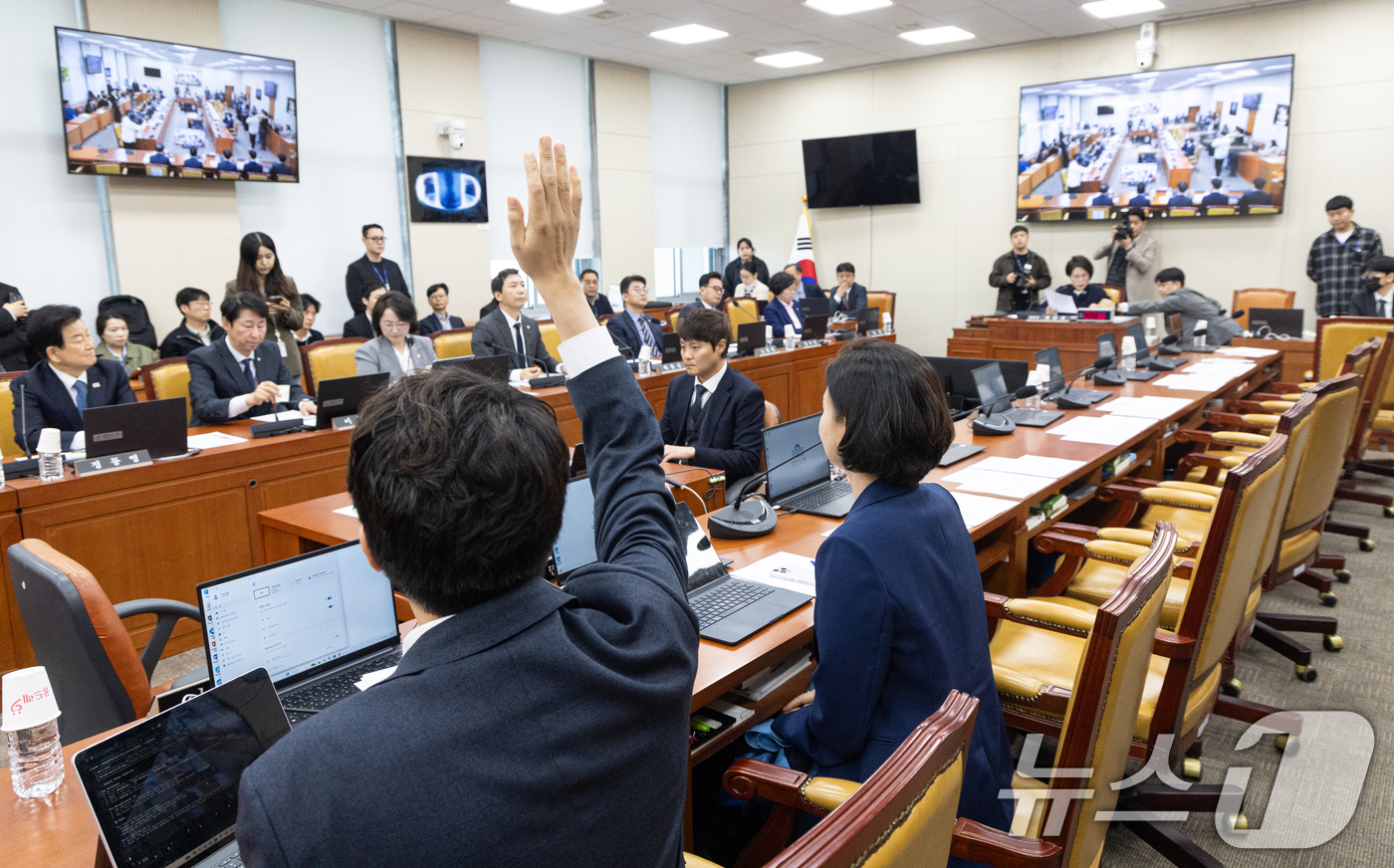 (서울=뉴스1) 이승배 기자 = 7일 서울 여의도 국회에서 열린 제434회국회(임시회) 과학기술정보방송통신위원회 제2차 전체회의에서 2026년도 제1회 추가경정예산안 의결 거수 투 …