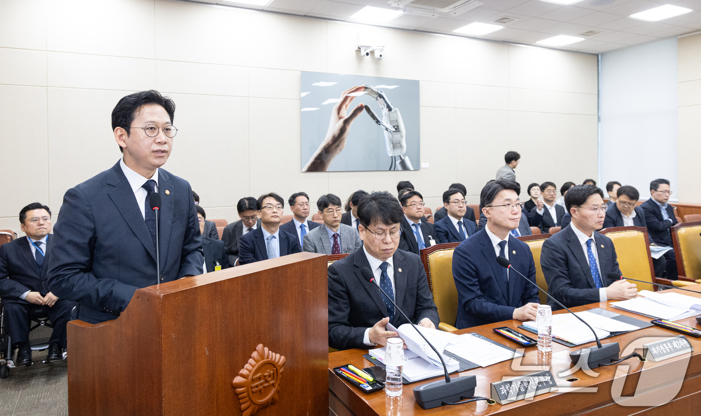 (서울=뉴스1) 이승배 기자 = 7일 서울 여의도 국회에서 열린 제434회국회(임시회) 과학기술정보방송통신위원회 제2차 전체회의에서 배경훈 부총리 겸 과학기술정보통신부 장관이 20 …