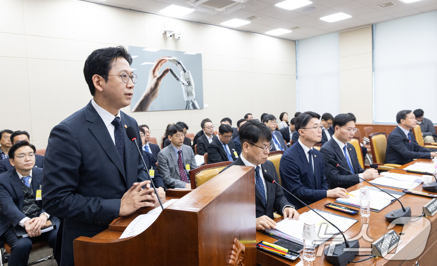 (서울=뉴스1) 이승배 기자 = 7일 서울 여의도 국회에서 열린 제434회국회(임시회) 과학기술정보방송통신위원회 제2차 전체회의에서 배경훈 부총리 겸 과학기술정보통신부 장관이 20 …