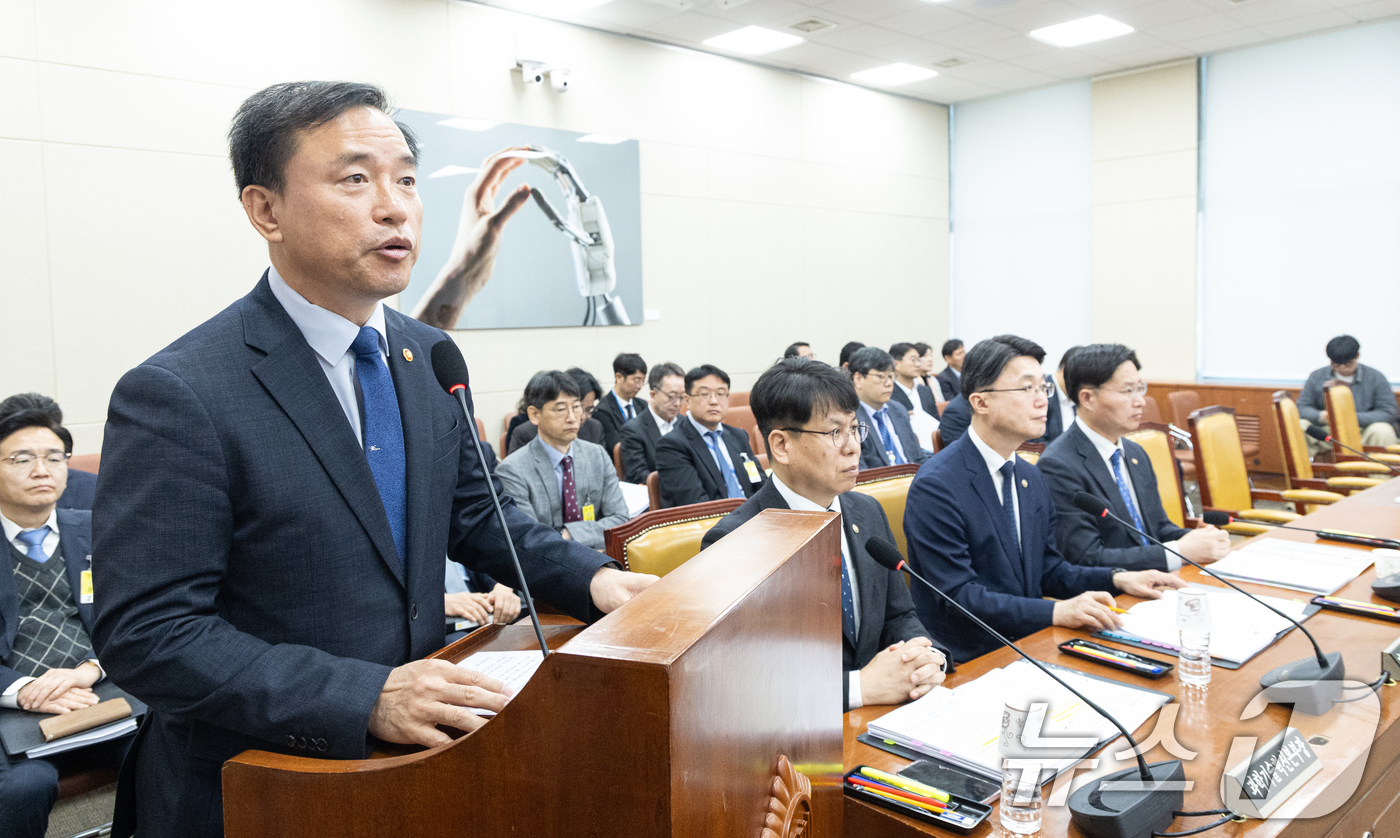 (서울=뉴스1) 이승배 기자 = 7일 서울 여의도 국회에서 열린 제434회국회(임시회) 과학기술정보방송통신위원회 제2차 전체회의에서 김종철 방송미디어통신위원장이 2026년도 제1회 …