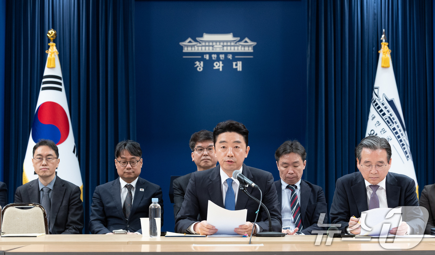 (서울=뉴스1) 이재명 기자 = 강훈식 비서실장이 7일 청와대 춘추관에서 열린 중동상황 관련 기자간담회에서 발언을 하고 있다. 2026.4.7/뉴스1