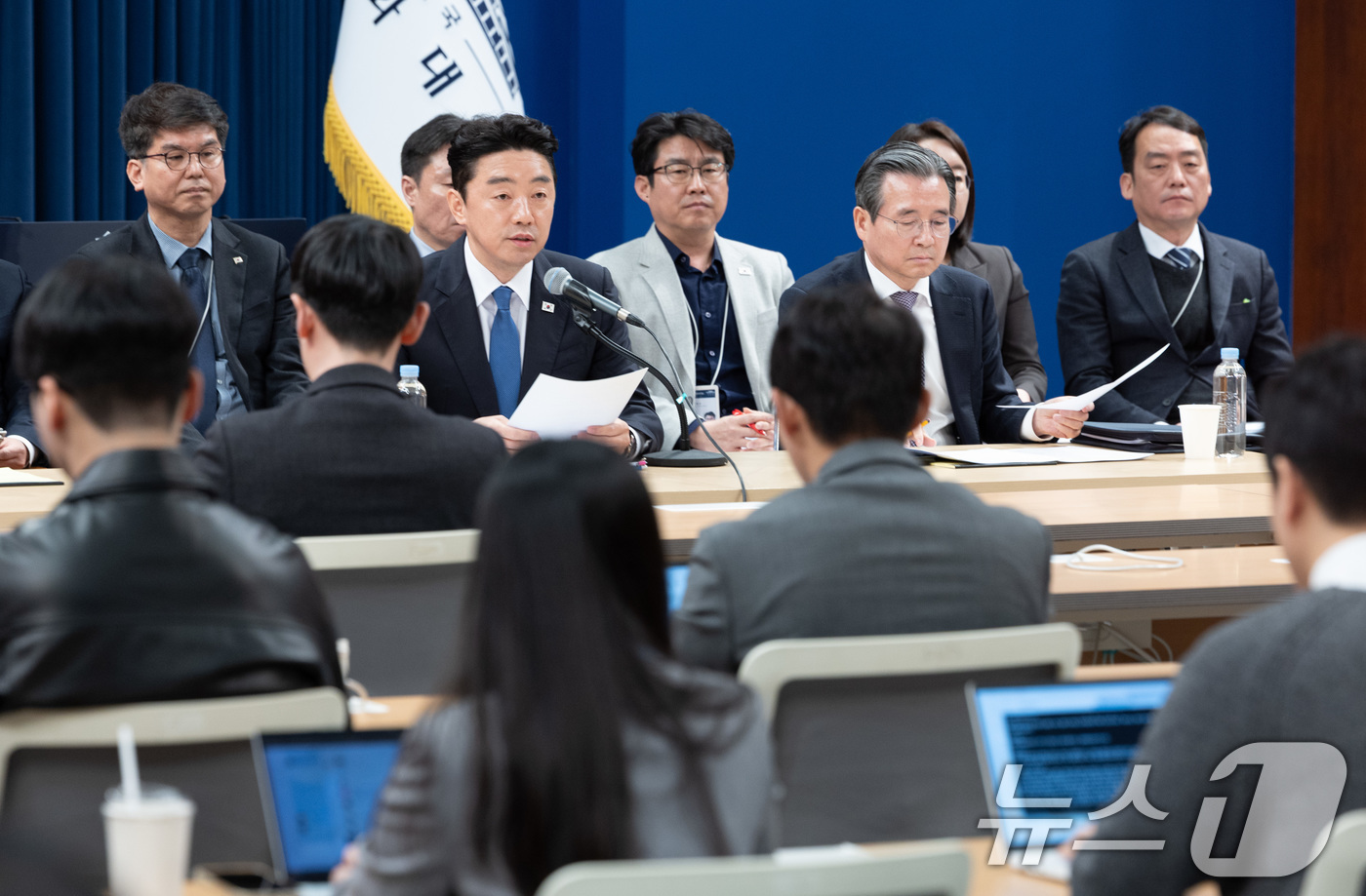 (서울=뉴스1) 이재명 기자 = 강훈식 비서실장이 7일 청와대 춘추관에서 열린 중동상황 관련 기자간담회에서 발언을 하고 있다. 2026.4.7/뉴스1