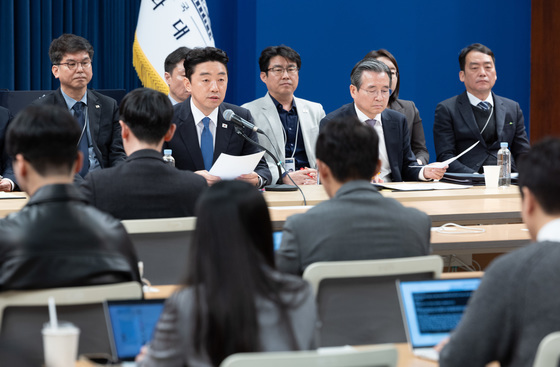 중동상황 관련 기자간담회 발언하는 강훈식 비서실장