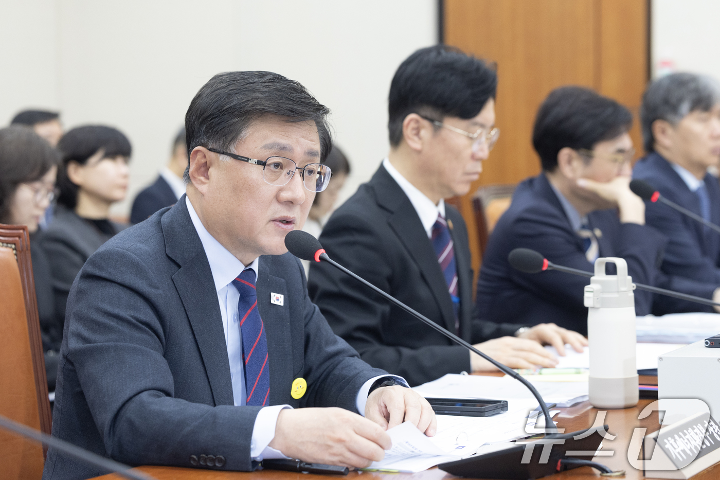 (서울=뉴스1) 이승배 기자 = 7일 서울 여의도 국회에서 열린 제434회국회(임시회) 기후에너지환경노동위원회 1차 전체회의에서 김성환 기후에너지환경부 장관이 의원 질의에 답변하고 …