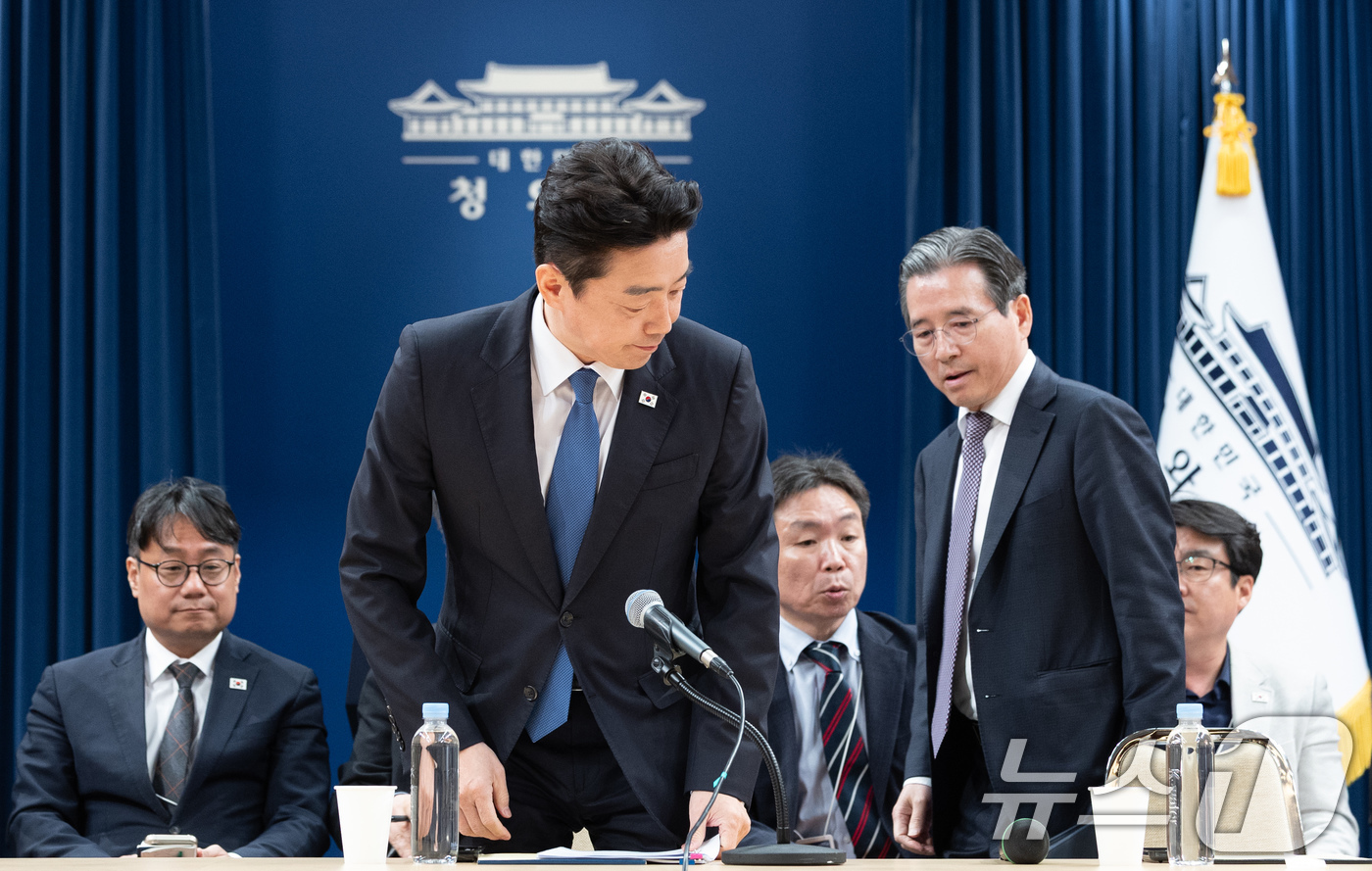 (서울=뉴스1) 이재명 기자 = 강훈식 비서실장과 김용범 정책실장이 7일 청와대 춘추관에서 열린 중동상황 관련 기자간담회에 참석하고 있다. 2026.4.7/뉴스1