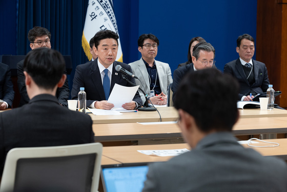 발언하는 강훈식 비서실장