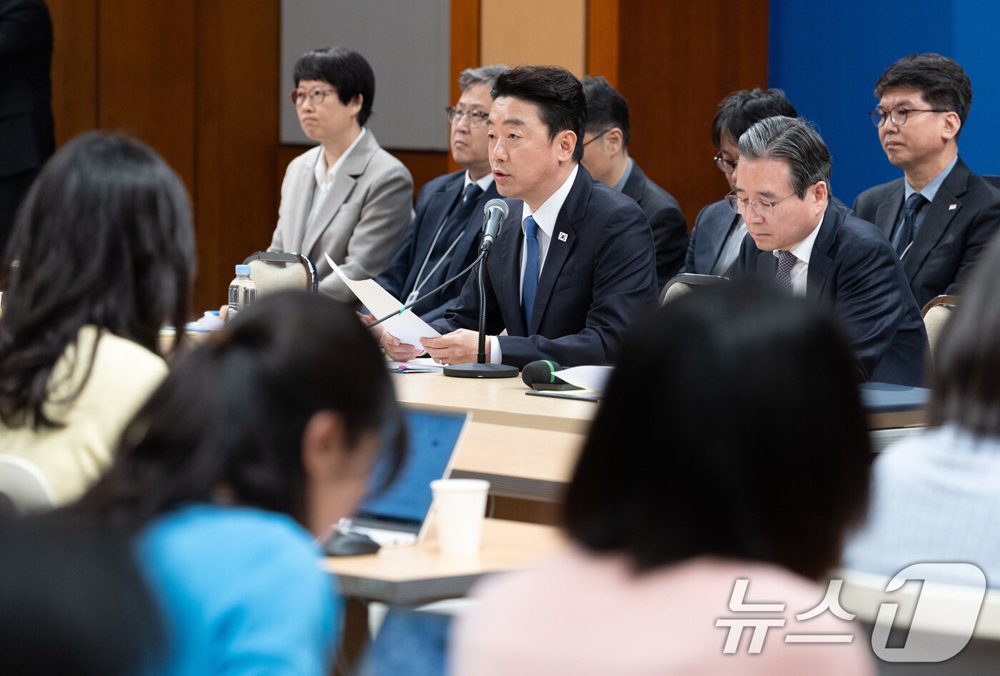 본문 이미지 - 강훈식 비서실장이 7일 청와대 춘추관에서 열린 중동상황 관련 기자간담회에서 발언을 하고 있다. 2026.4.7 ⓒ 뉴스1 이재명 기자