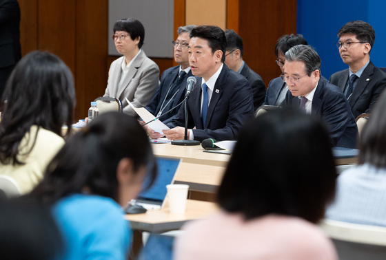 중동상황 관련 기자간담회 발언하는 강훈식 비서실장