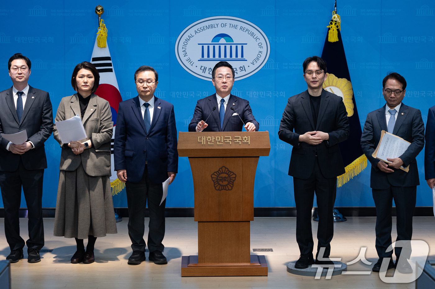 (서울=뉴스1) 유승관 기자 = 국회 윤석열 정권 정치검찰 조작기소 의혹 사건 진상규명 국정조사특별위원회 박성준 더불어민주당 간사를 비롯한 민주당, 조국혁신당, 진보당 위원들이 7 …