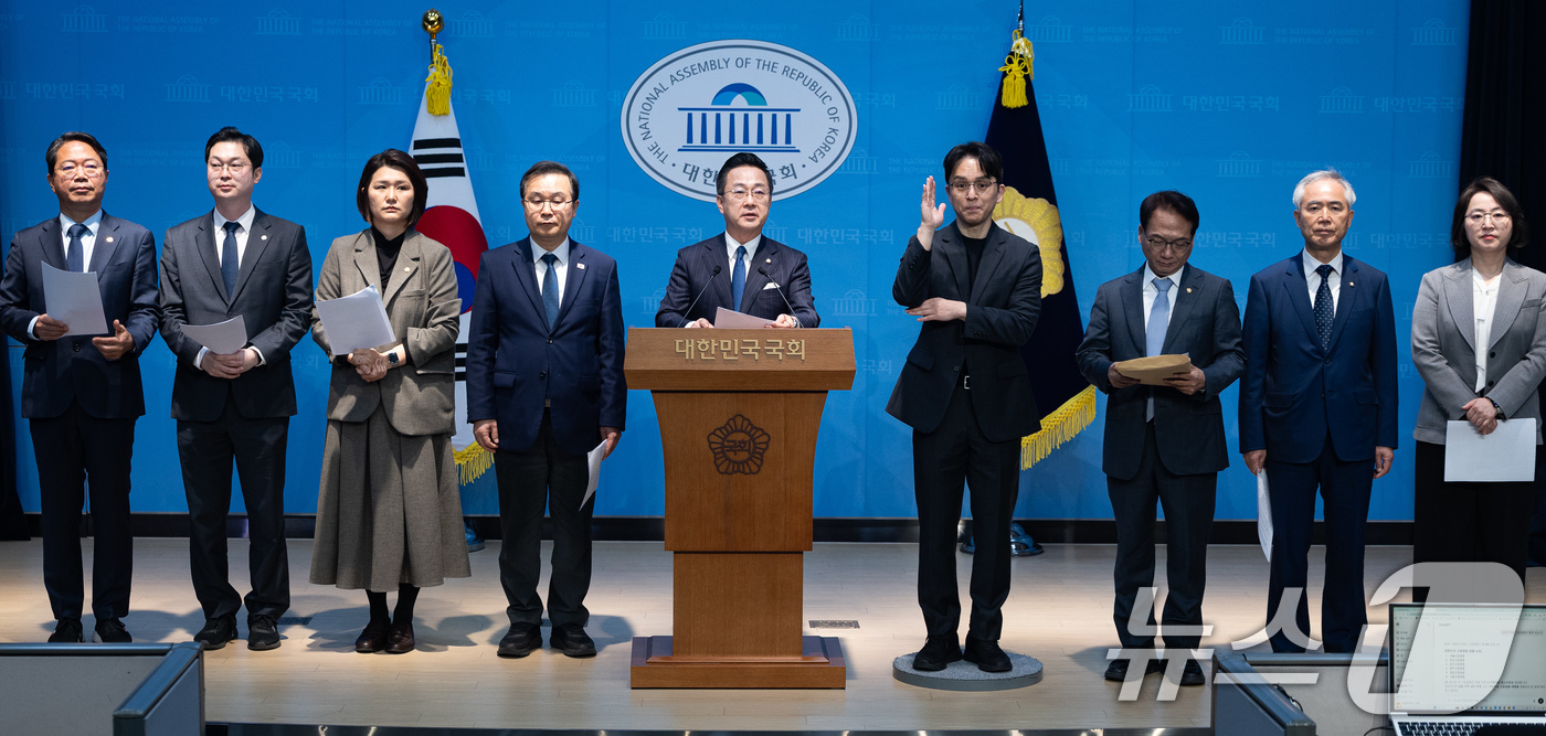 (서울=뉴스1) 유승관 기자 = 국회 윤석열 정권 정치검찰 조작기소 의혹 사건 진상규명 국정조사특별위원회 박성준 더불어민주당 간사를 비롯한 민주당, 조국혁신당, 진보당 위원들이 7 …