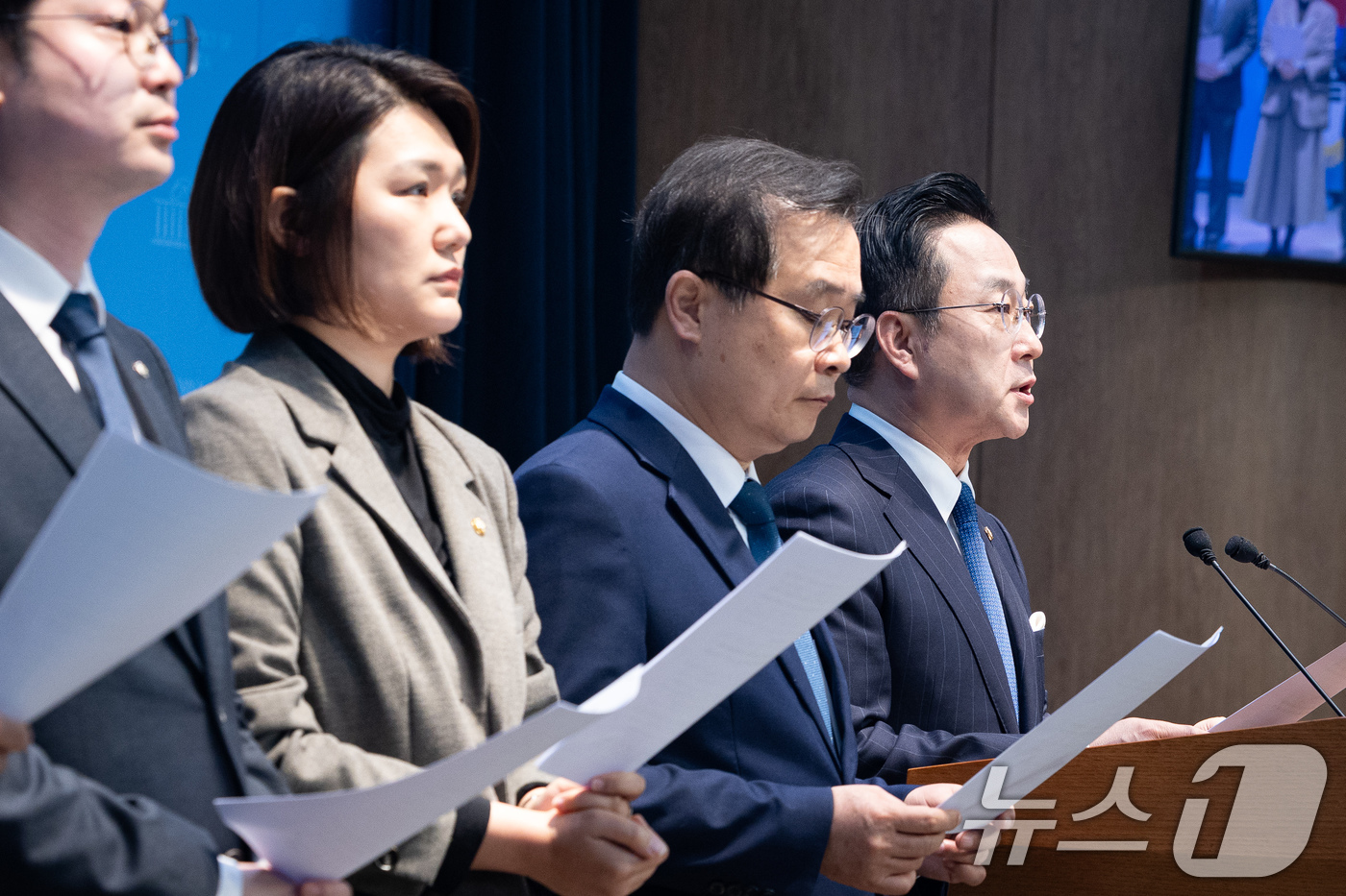 (서울=뉴스1) 유승관 기자 = 국회 윤석열 정권 정치검찰 조작기소 의혹 사건 진상규명 국정조사특별위원회 박성준 더불어민주당 간사를 비롯한 민주당, 조국혁신당, 진보당 위원들이 7 …