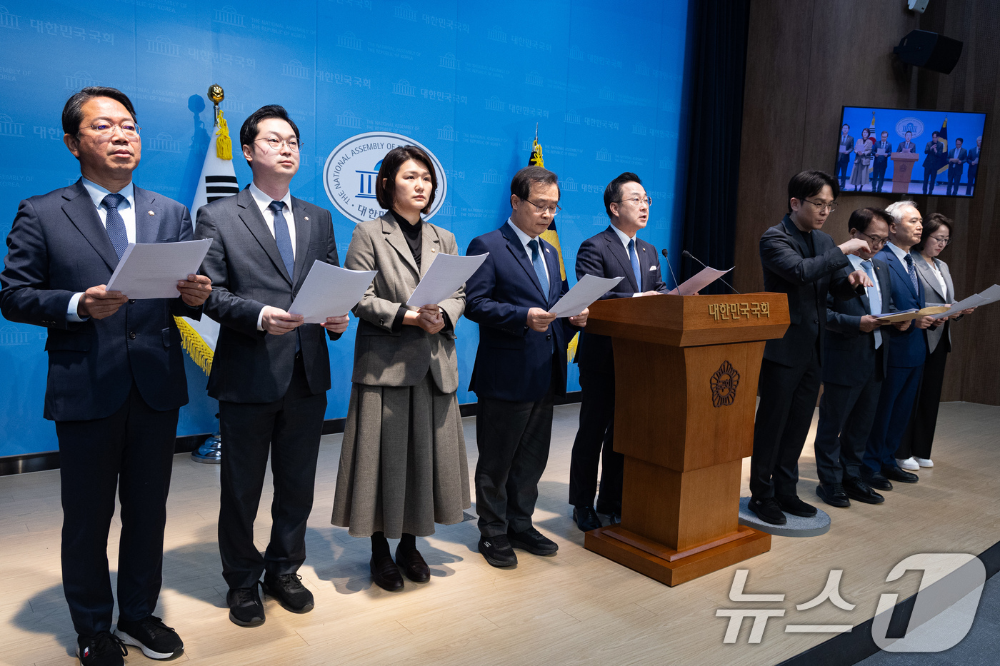 (서울=뉴스1) 유승관 기자 = 국회 윤석열 정권 정치검찰 조작기소 의혹 사건 진상규명 국정조사특별위원회 박성준 더불어민주당 간사를 비롯한 민주당, 조국혁신당, 진보당 위원들이 7 …