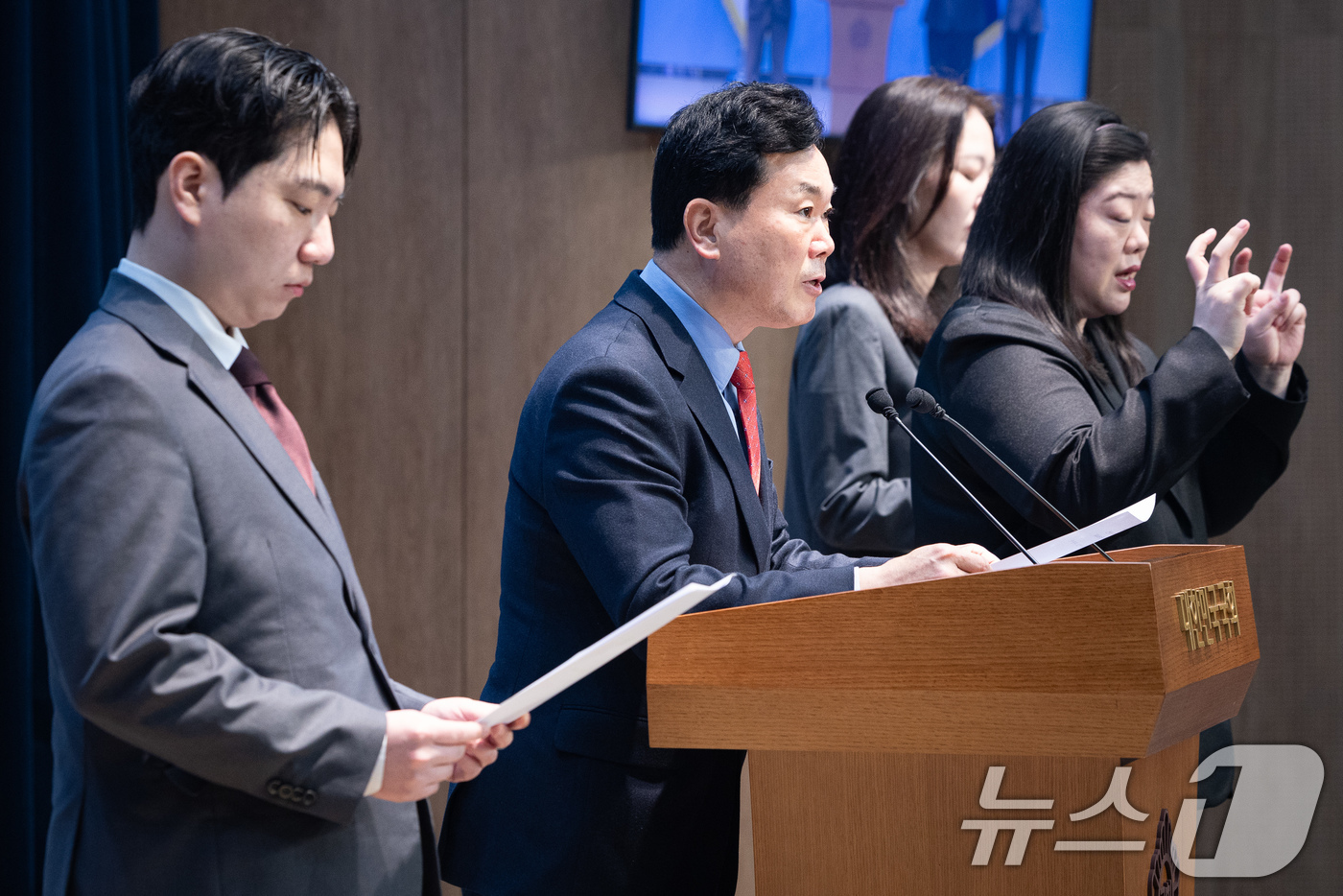 (서울=뉴스1) 유승관 기자 = 김승수 국민의힘 야당탄압 가짜뉴스감시특별위원장이 7일 서울 여의도 국회 소통관에서 더불어민주당 서영교 의원 대북송금 발언 관련 기자회견을 하고 있다 …